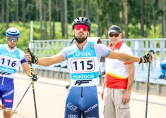 FOTO: Madonā aizvadīta rollerslēpošanas Pasaules kausa pirmā diena. Latviešiem izdodas iespraukties starp labākajiem 