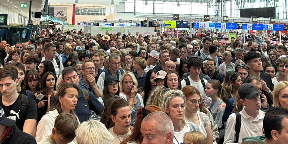 Ļaužu pārpilnā Prāgas lidosta, kamēr notiek drošības pārbaudes (aculiecinieka foto)
