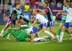 Čempione Anglija trillerī atspēlējas no 0:2 un pēcspēles sitienu sērijā pieveic Zviedriju, iekļūstot Eiropas čempionāta pusfinālā