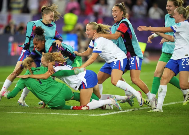 Čempione Anglija trillerī atspēlējas no 0:2 un pēcspēles sitienu sērijā pieveic Zviedriju, iekļūstot Eiropas čempionāta pusfinālā