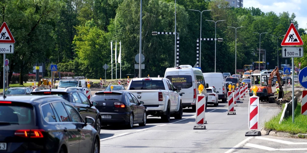 Brīdina par lēnu satiksmi.