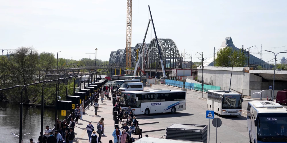 Šoferu trūkuma dēļ trīs pasažieru pārvadātāji piektdien atcēluši kopumā 10 autobusu reisus.