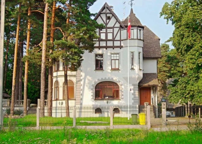 Pārdod Mežaparka “vizītkarti” – villu, kurā vēl pavisam nesen saimniekoja “Gazprom” un Putina draugs