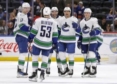 "Canucks" aizmaina vienu no Bļugera ierastajiem partneriem; latvietis varētu būt nākamais