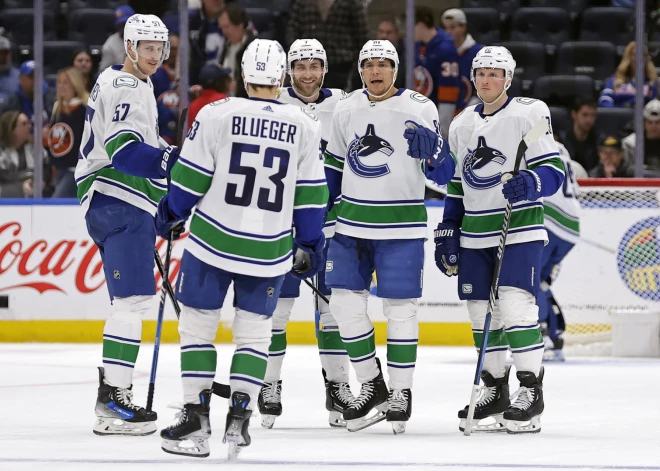 "Canucks" aizmaina vienu no Bļugera ierastajiem partneriem; latvietis varētu būt nākamais