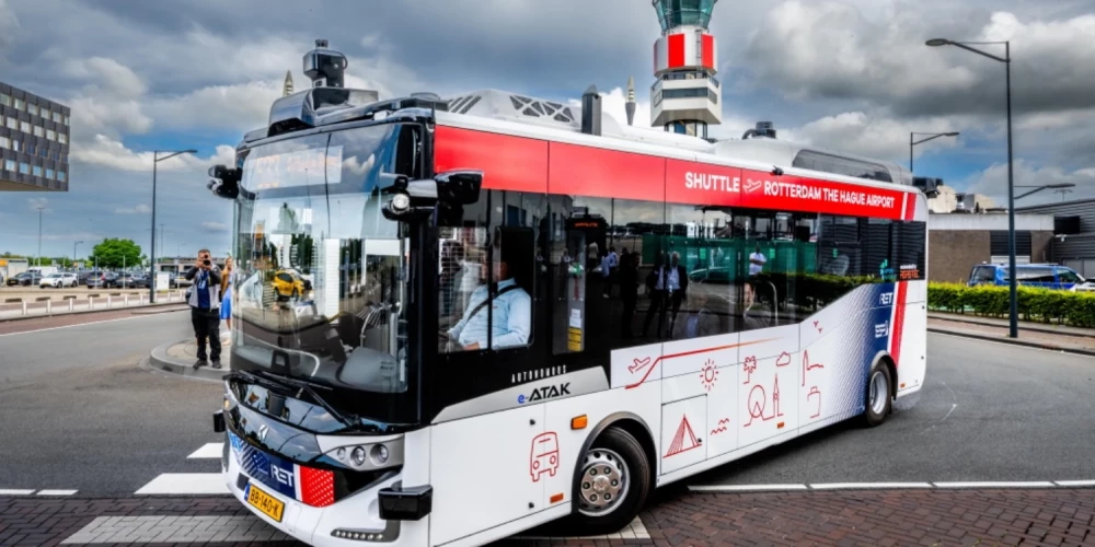 Roterdamā satiksmē iesaistās pašbraucošs autobuss.