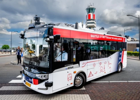 Roterdamā satiksmē iesaistās pašbraucošs autobuss.