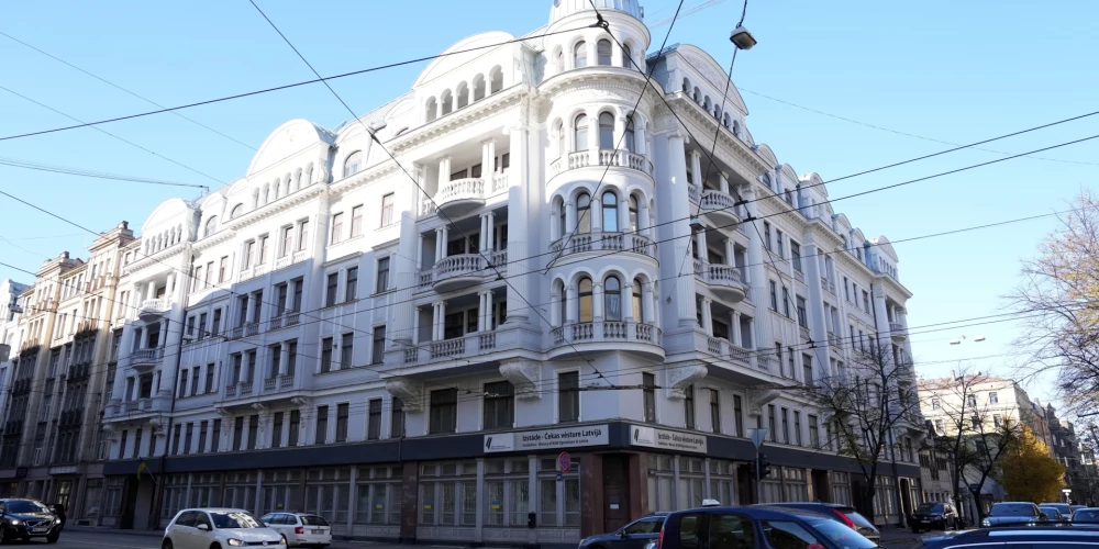 Здание построено в 1912 году по проекту латвийского архитектора Александра Ванагса и задумывалось как многоквартирный дом.