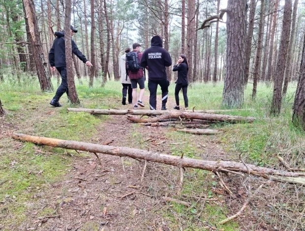 Lai noķertu Latvijas kāpu postītājus-savus tautiešus, Lietuvas žurnālists talkā aicināja Dienvidkurzemes pašvaldības policistus.
