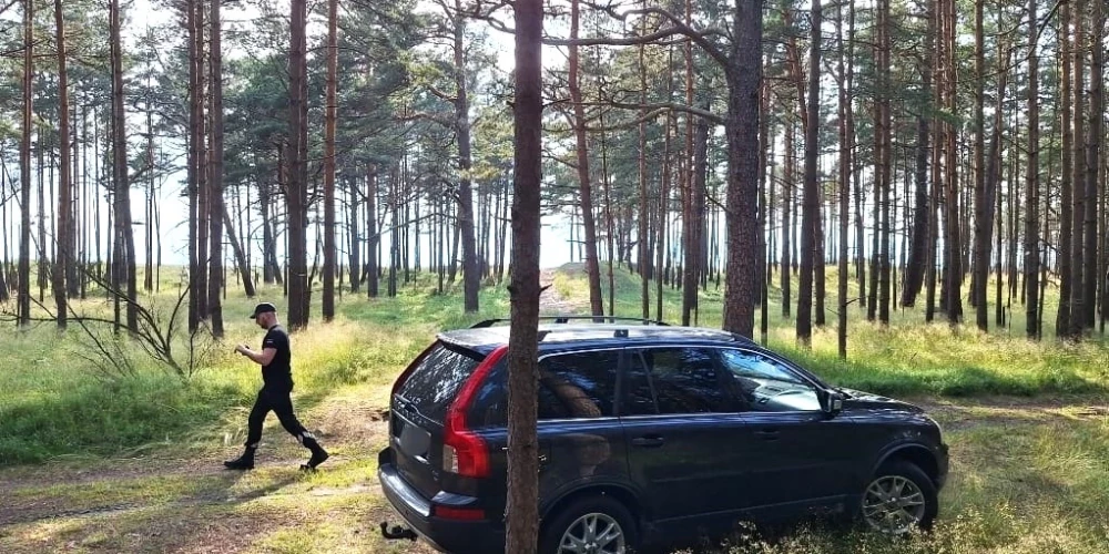 Pirms nedēļas pēc lietuviešu žurnālista ierosmes pašvaldības policisti notvēra kāpu izbraukātāju no kaimiņvalsts Papes dabas parkā.