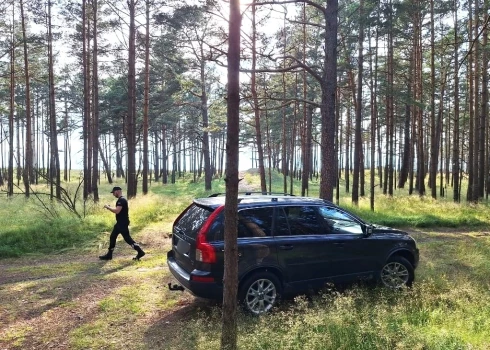 Pirms nedēļas pēc lietuviešu žurnālista ierosmes pašvaldības policisti notvēra kāpu izbraukātāju no kaimiņvalsts Papes dabas parkā.