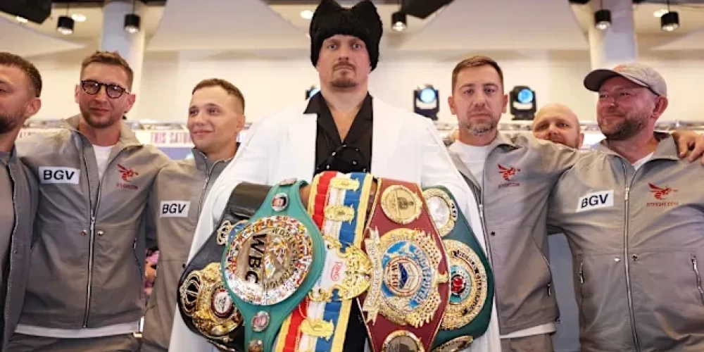 Oleksandrs Usiks preses konferencē pirms cīņas atrādīja savas čempionu jostas.