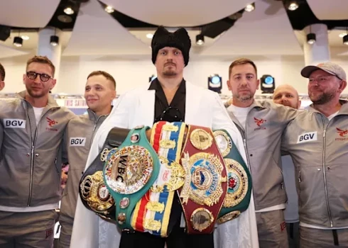 Oleksandrs Usiks preses konferencē pirms cīņas atrādīja savas čempionu jostas.