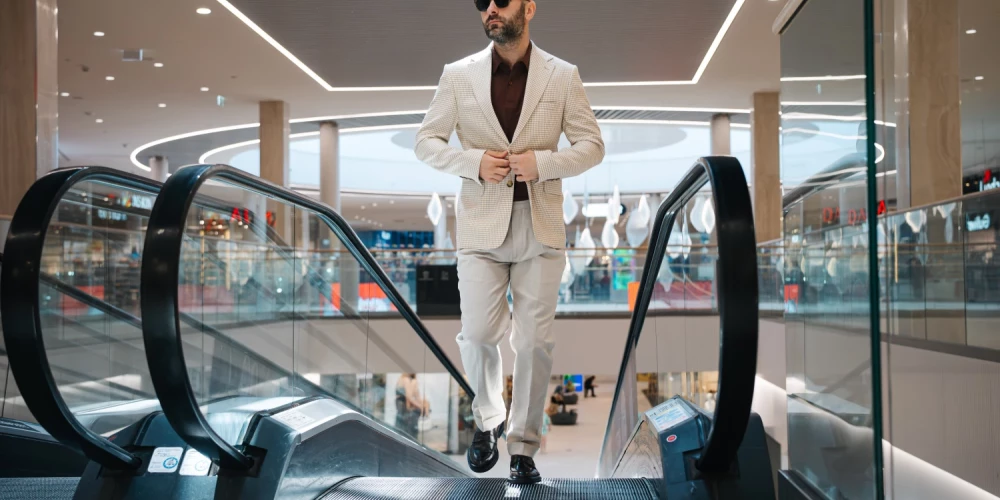 Стиль "smart casual", сочетающий в себе неформальную и деловую эстетику, появился в начале XX века, когда американские газеты впервые упомянули "smart casual" как альтернативу строгому дресс-коду.