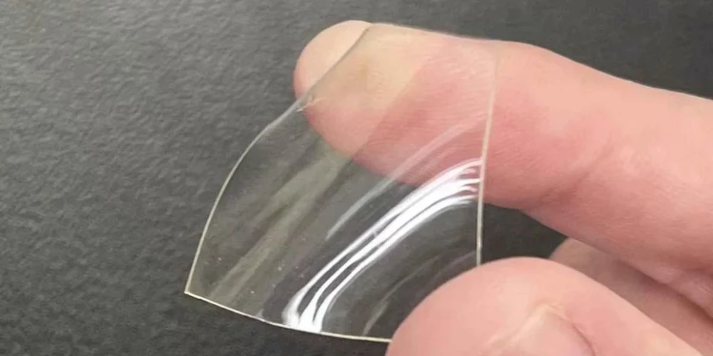 Jaunais materiāls ir tikpat izturīgs kā uz naftas bāzes ražotā plastmasa, taču sāls ietekmē tas sadalās atpakaļ savos sākotnējos komponentos.