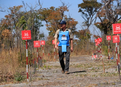 Британский принц Гарри идет по минному полю в Куито-Куанавале, провинция Квандо, юго-восток Анголы, 16 июля 2025 года.
