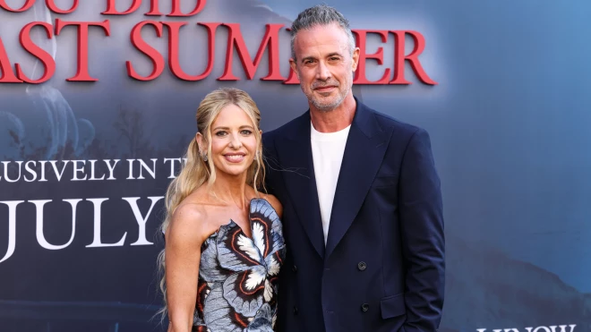 Sāra Mišela Gelāra un Fredijs Prinss juniors filmas "Es zinu, ko jūs izdarījāt pagājušajā vasarā" 2025. gada ekranizējuma pirmizrādes vakarā šā gada 14. jūlijā Losandželosā.