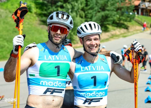 Raimo Vīgants (pa kreisi) un Lauris Kaparkalējs pēc finiša.