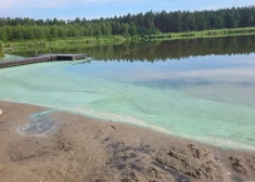 Iedzīvotāji satraukušies - kādēļ ūdens Titurgas ezerā citā krāsā, vai tur droši peldēties? 