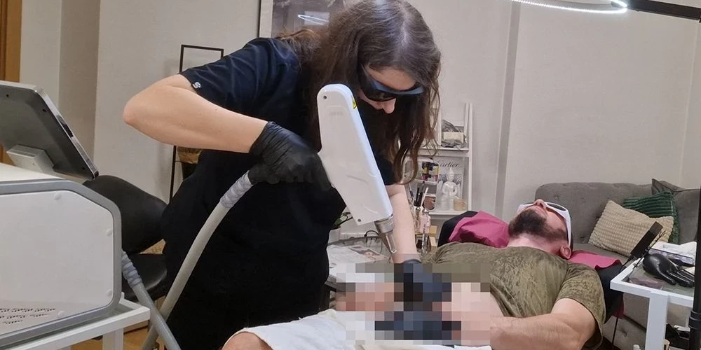 Aleksandrs Sokolovs beidzot likvidējis bijušās draudzenes vārdu, kas bija ietetovēts kādā intīmā viņa ķermeņa vietā.