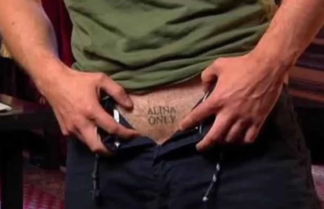Sokolovam intīmā vietā bija ietetovēti vārdi "Alina only".
