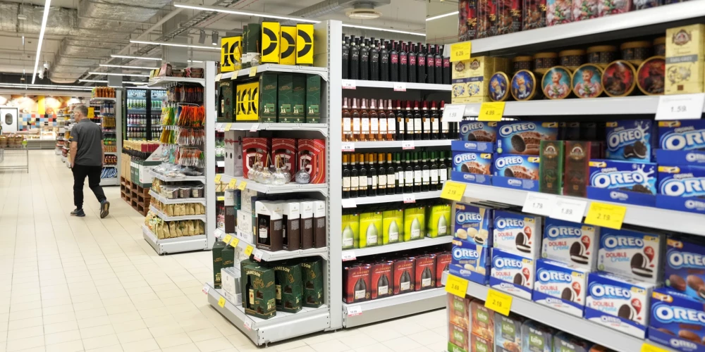 Главной причиной более высоких цен на продукты в Латвии является ставка НДС в 21%, тогда как во многих странах Европы она значительно ниже. 