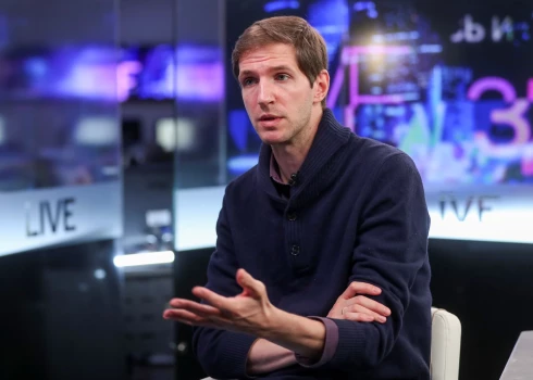 "Doždj" galvenais redaktors Tihons Dzjadko tiek apsūdzēts "par nepatiesu ziņu izplatīšanu par Krievijas armiju"