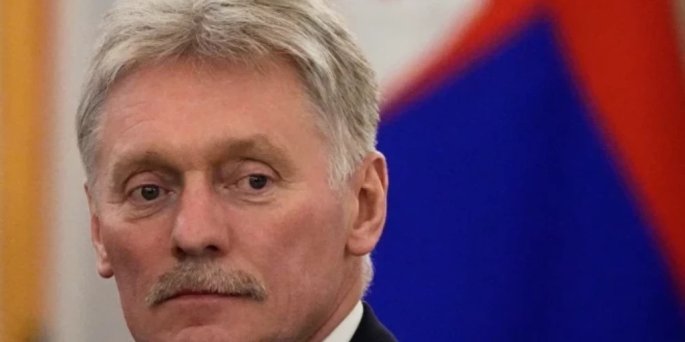 Kremļa runasvīrs Dmitrijs Peskovs norāda, ka "vietnei ir jādarbojās saskaņā ar Krievijas likumiem".