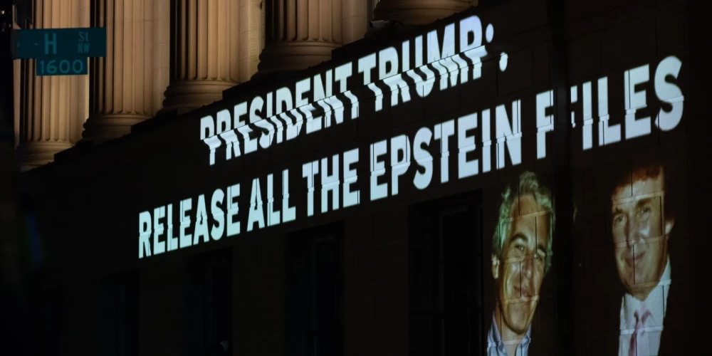 Pie Baltā nama izvietots plakāts pieprasa Trampa administrāciju nākt klajā ar "Epstīna failiem".