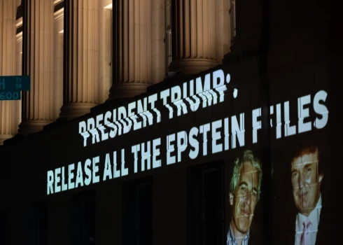 Pie Baltā nama izvietots plakāts pieprasa Trampa administrāciju nākt klajā ar "Epstīna failiem".