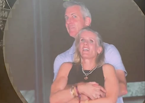 Miljardu vērtā uzņēmuma “Astronomer” izpilddirektors Endijs Bairons pēc skandāla no darba atstādināts.