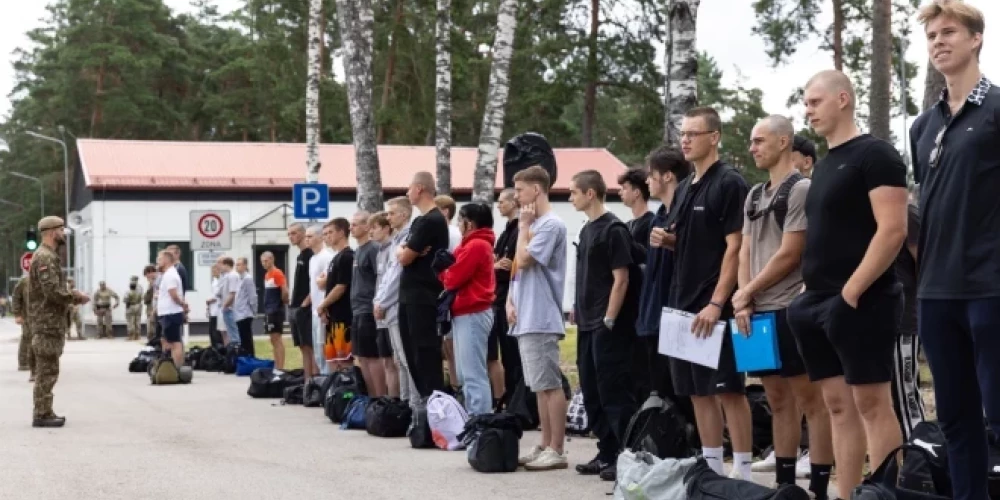 474 jaunieši, tostarp 18 jaunietes - dienestu sāks Sauszemes spēku Mehanizētajā kājnieku brigādē militārajā bāzē "Ādaži".