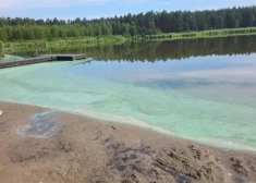 Жители обеспокоены: вода в озере Титургас изменила цвет, можно ли теперь там купаться?