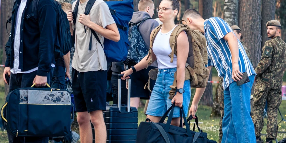  Valsts aizsardzības dienestu uzsākuši jaunieši no visas Latvijas. Viņu vidū arī 24 daiļā dzimuma pārstāves.