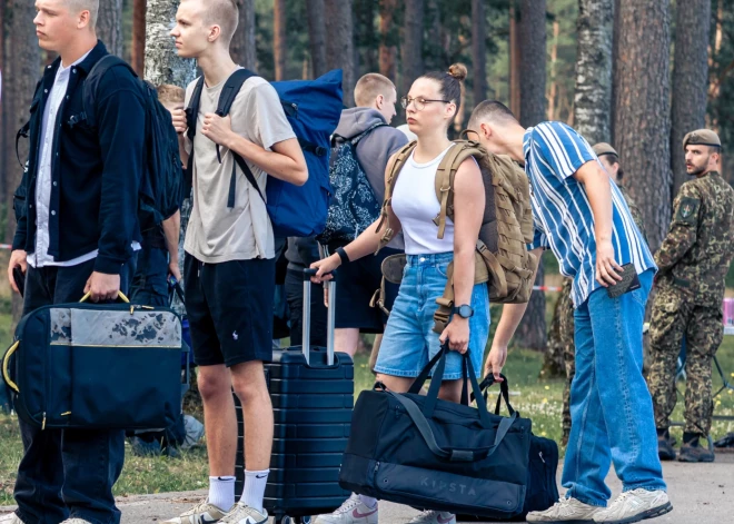 Valsts aizsardzības dienestu uzsākuši jaunieši no visas Latvijas. Viņu vidū arī 24 daiļā dzimuma pārstāves.