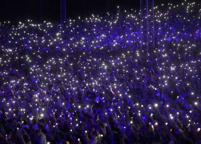 Joki par atgadījumu “Coldplay” koncerta laikā turpina pārņemt internetu – brīdinājumu saņem arī latvieši 