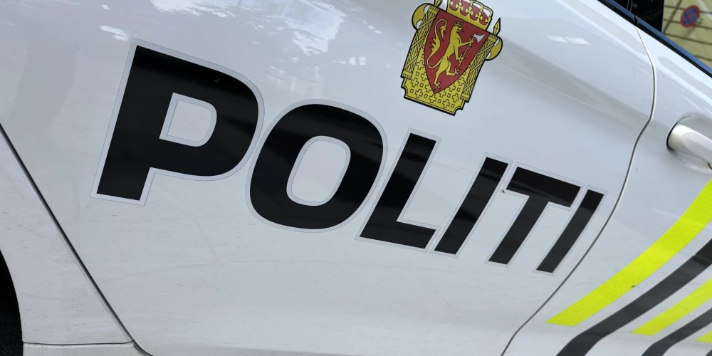 Policija paziņoja, ka situācija tiek kontrolēta un ka viņi ir meklē šāvēju.