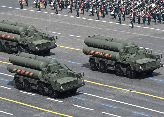 Krievija pēkšņi atceļ ikgadējo ieroču izstādi