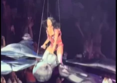 VIDEO: Keitija Perija gandrīz iekrīt skatītāju pūlī – negaidīta kļūme pārbiedē fanus
