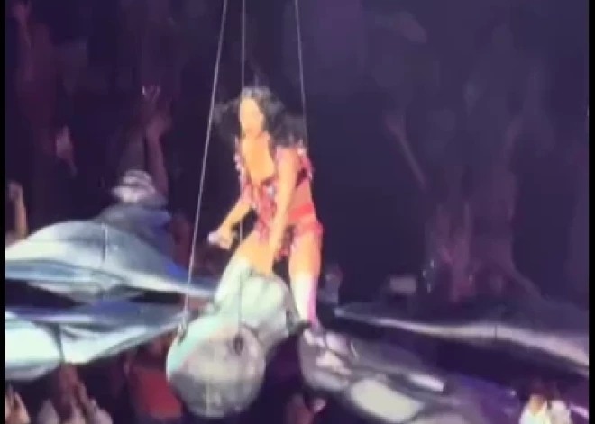 VIDEO: Keitija Perija gandrīz iekrīt skatītāju pūlī – negaidīta kļūme pārbiedē fanus