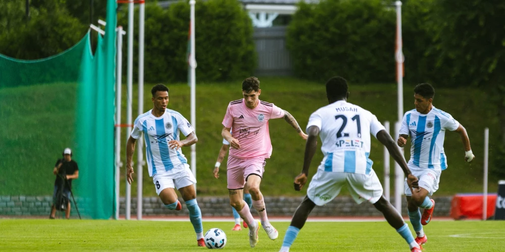 "Tonybet" Latvijas futbola virslīgas līdere "Riga" sestdien 23.kārtas ievadā viesos izrāva uzvaru 3:2 (2:1) pār "Liepāju".