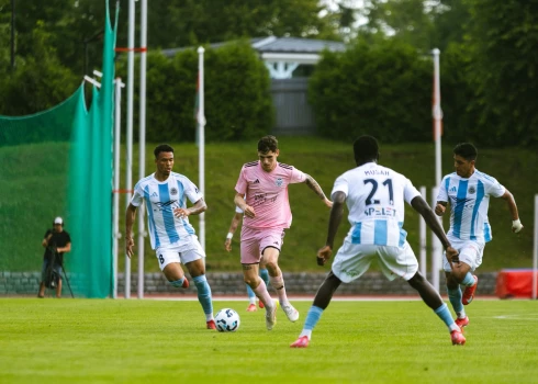 "Tonybet" Latvijas futbola virslīgas līdere "Riga" sestdien 23.kārtas ievadā viesos izrāva uzvaru 3:2 (2:1) pār "Liepāju".
