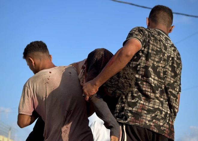 Vismaz 32 palestīnieši nogalināti pie humānās palīdzības izsniegšanas punktiem Gazas dienvidos