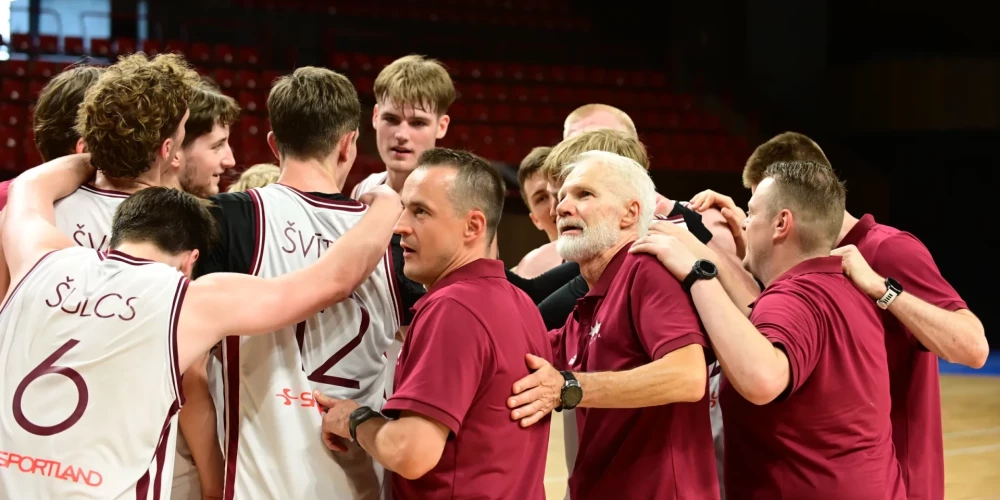 Latvijas U-20 vīriešu basketbola izlase sestdien Erevānā izcīnīja uzvaru Eiropas čempionāta B divīzijas pusfinālā un nākamgad pirmo reizi kopš 2019. gada spēlēs augstākajā divīzijā.
