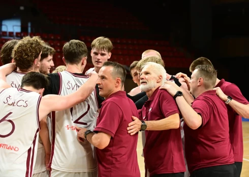 Latvijas U-20 vīriešu basketbola izlase sestdien Erevānā izcīnīja uzvaru Eiropas čempionāta B divīzijas pusfinālā un nākamgad pirmo reizi kopš 2019. gada spēlēs augstākajā divīzijā.