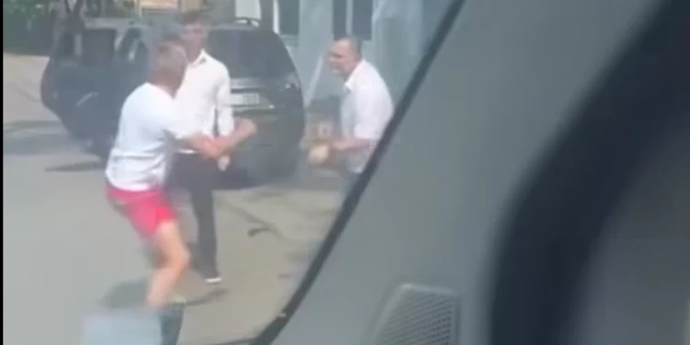 Piektdien, 19. jūlijā, Rīgā, Piestātnes ielā, Bolderājā, domstarpības uz ceļa pārvērtās fiziskā konfliktā, ziņo "Facebook" konts "Sadursme".  