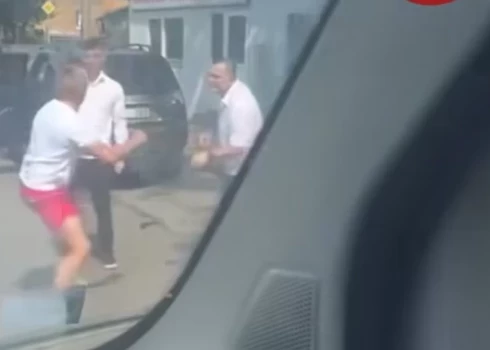 Piektdien, 19. jūlijā, Rīgā, Piestātnes ielā, Bolderājā, domstarpības uz ceļa pārvērtās fiziskā konfliktā, ziņo "Facebook" konts "Sadursme".  