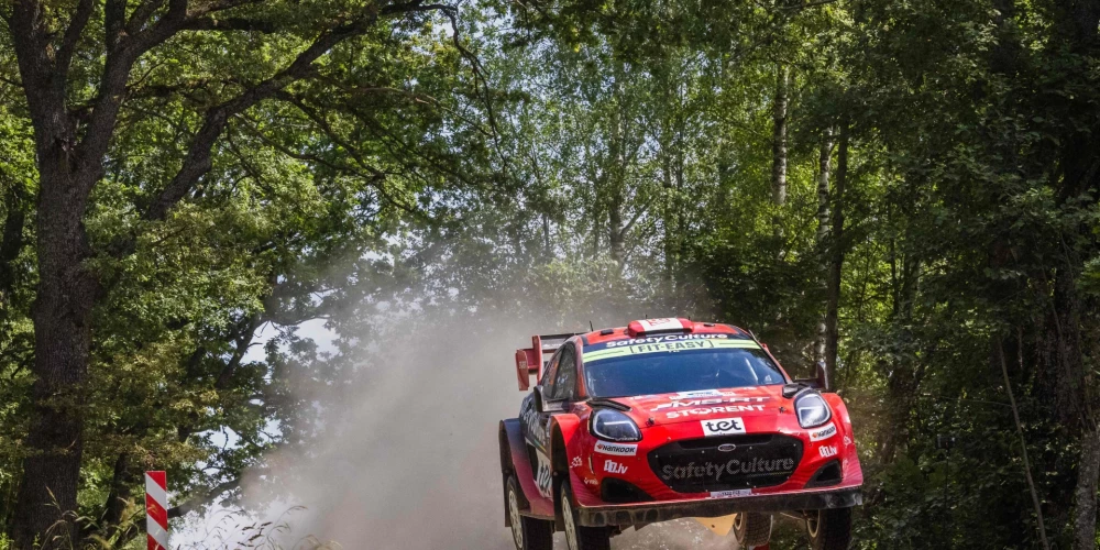 Latvijas rallija ekipāža ar pilotu Mārtiņu Sesku un stūrmani Renāru Franci pasaules rallija čempionāta (WRC) astotā posma - Igaunijas rallija - sestdienas ātrumposmos startēja stabili un pirms svētdienas sacensībām ir stabilā devītajā pozīcijā.