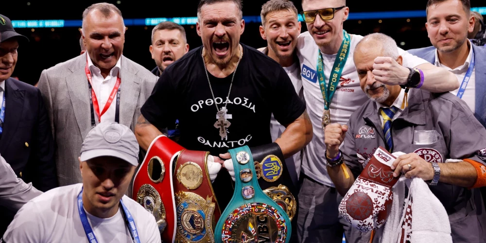 Usiks triumfē pār Dubuā un kļūst par pasaules čempionu.