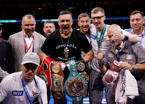 Usiks triumfē pār Dubuā un kļūst par pasaules čempionu.